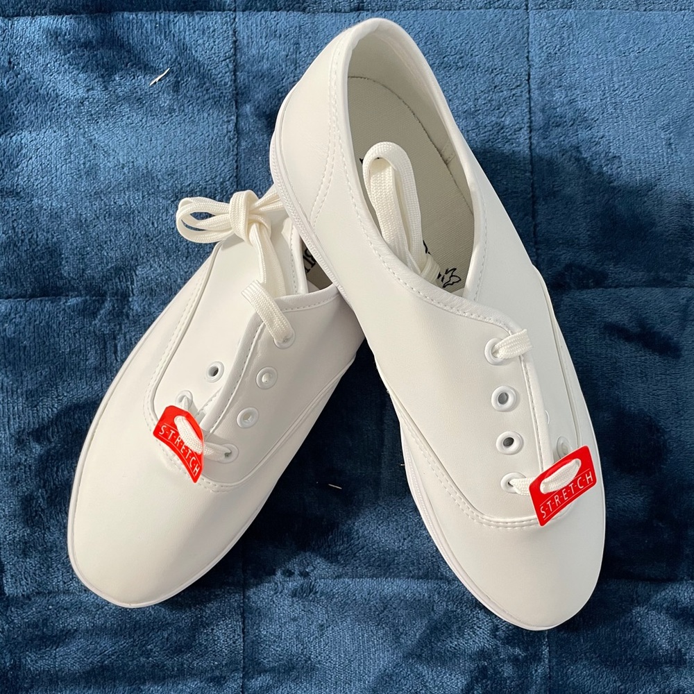 Lace Up White Tenny Shoes